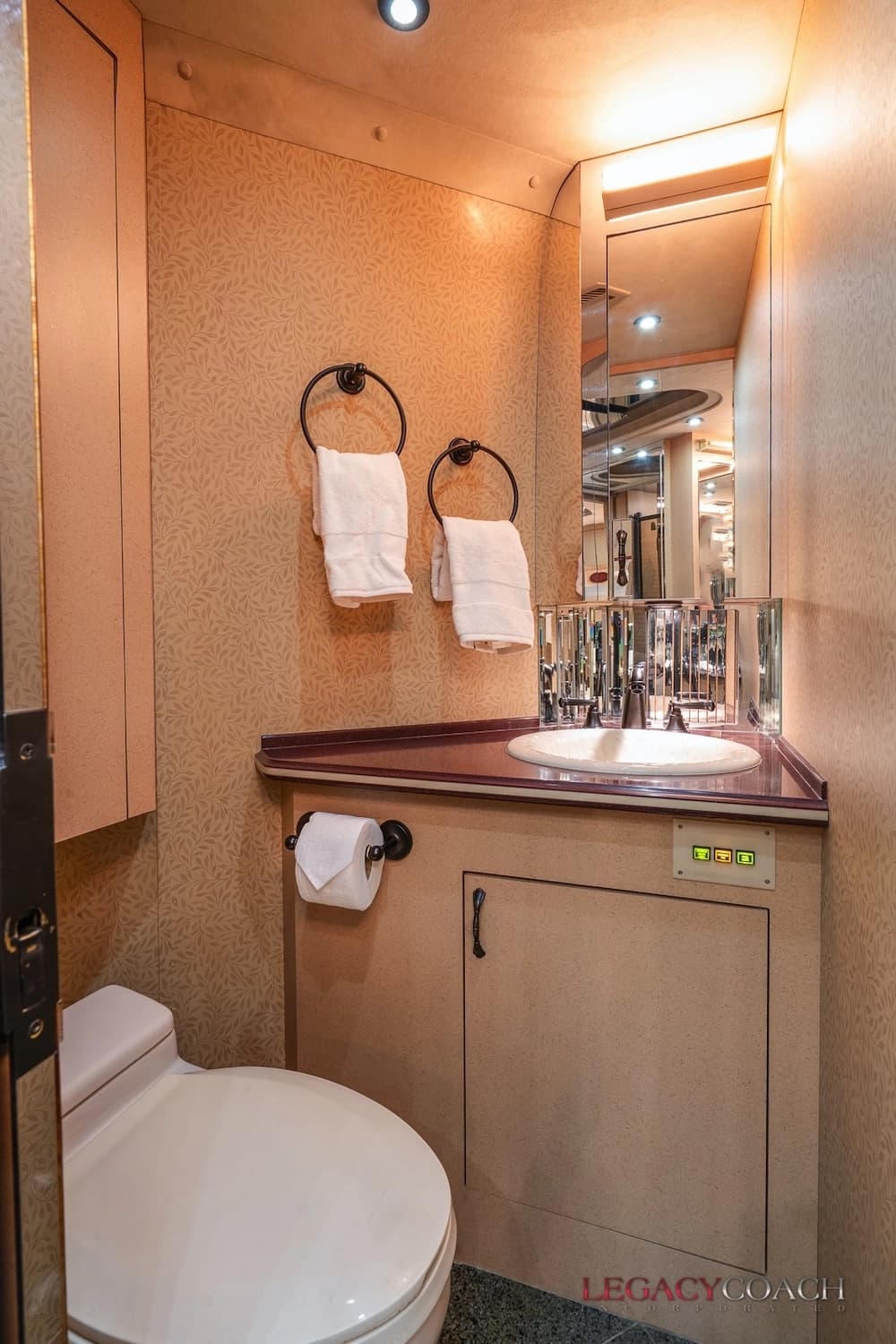 2001 Prevost Country Coach XLII Motorcoach - Image 15