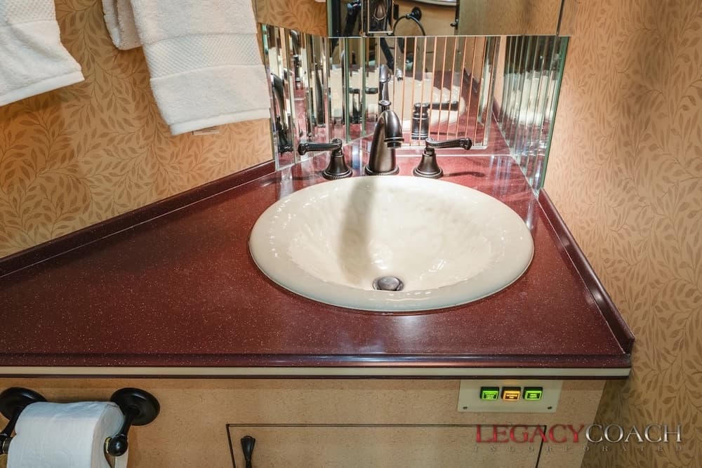 2001 Prevost Country Coach XLII Motorcoach - Image 16