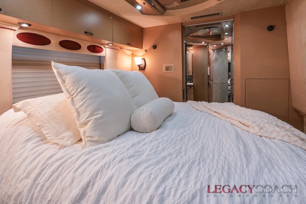 2001 Prevost Country Coach XLII Motorcoach - Image 23