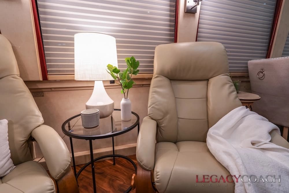 2001 Prevost Country Coach XLII Motorcoach - Image 7