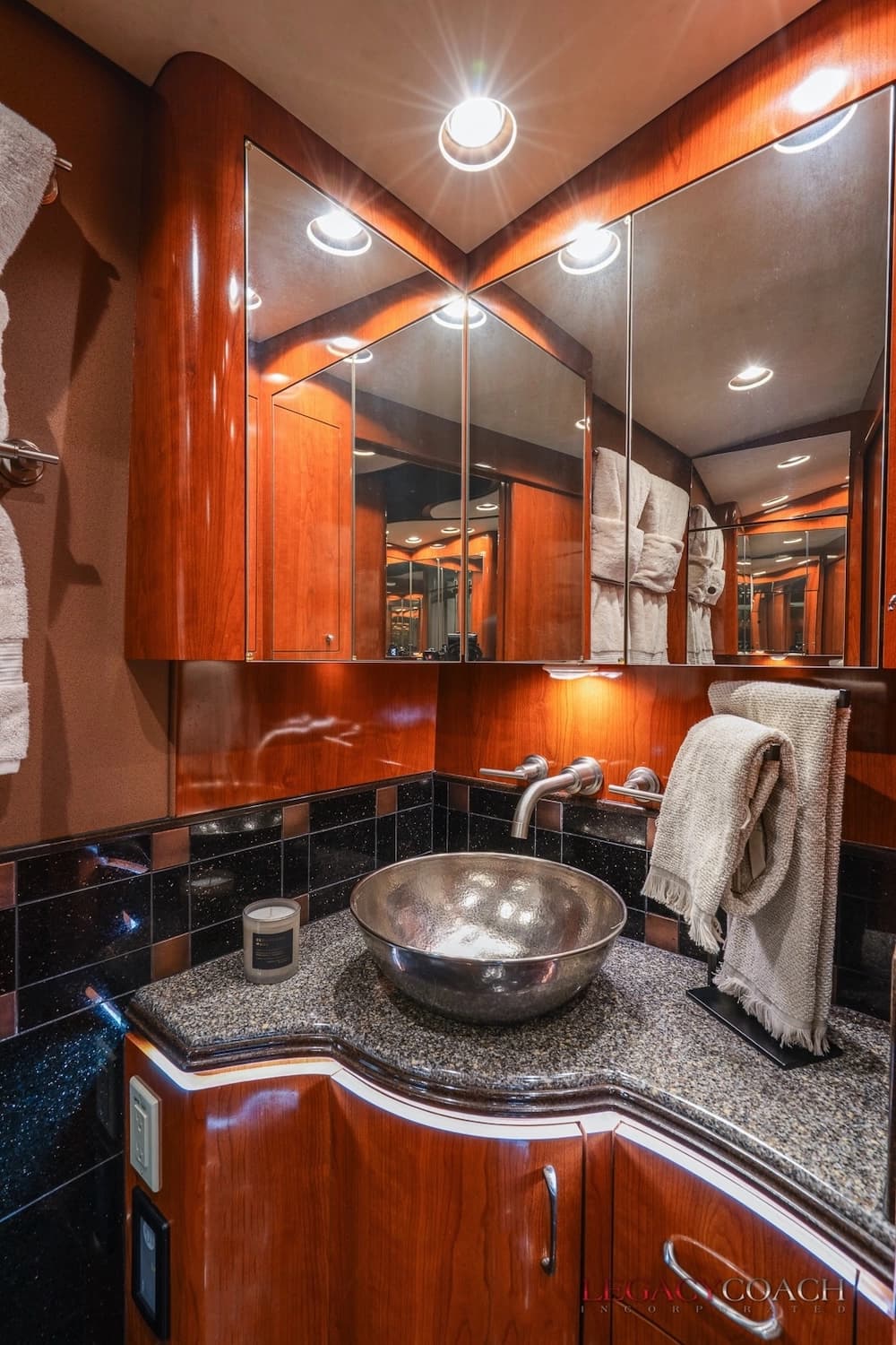 2008 Prevost Marathon H3-45 Motorcoach - Image 19