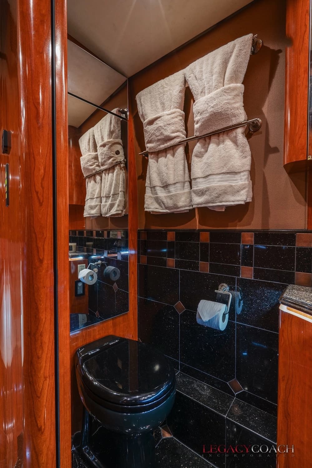 2008 Prevost Marathon H3-45 Motorcoach - Image 20