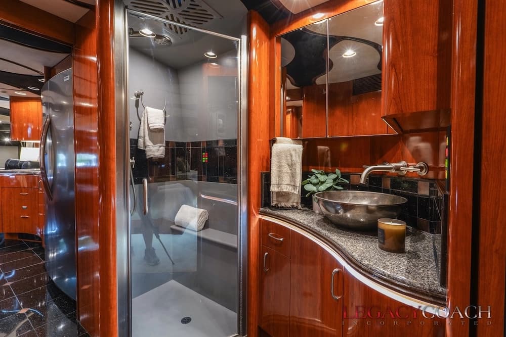 2008 Prevost Marathon H3-45 Motorcoach - Image 31