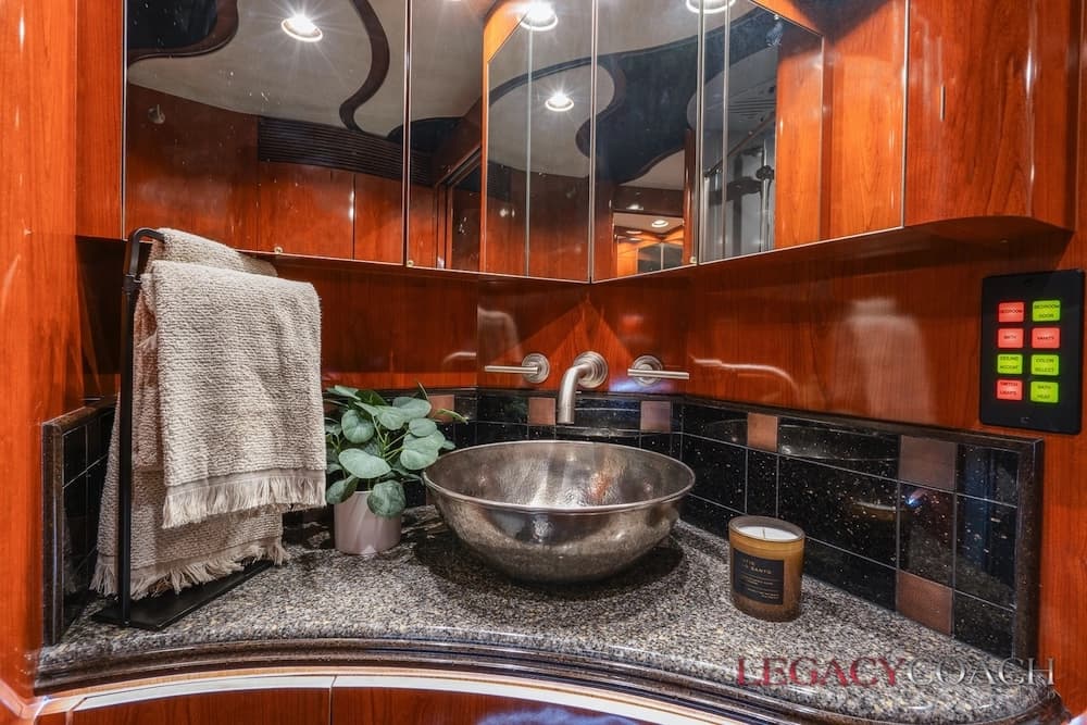 2008 Prevost Marathon H3-45 Motorcoach - Image 32