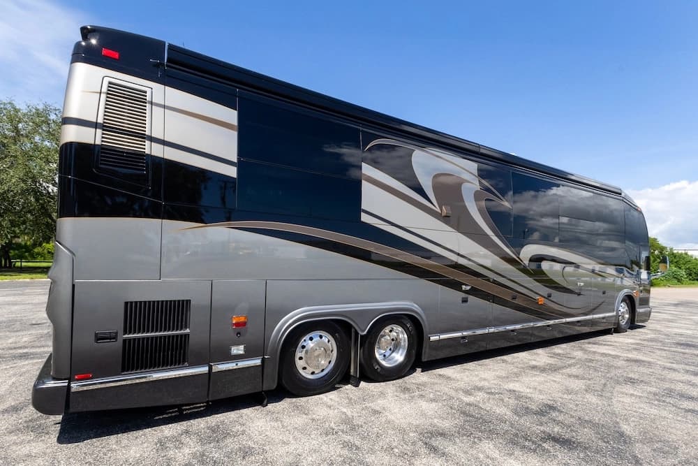 2008 Prevost Marathon H3-45 Motorcoach - Image 2