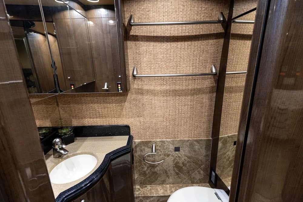 2008 Prevost Marathon H3-45 Motorcoach - Image 25