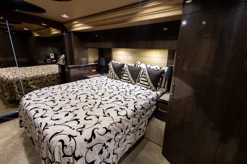 2008 Prevost Marathon H3-45 Motorcoach - Image 27