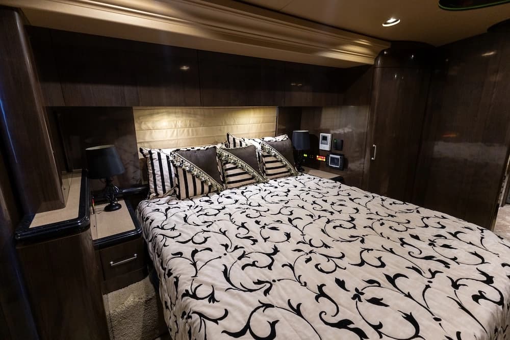 2008 Prevost Marathon H3-45 Motorcoach - Image 29