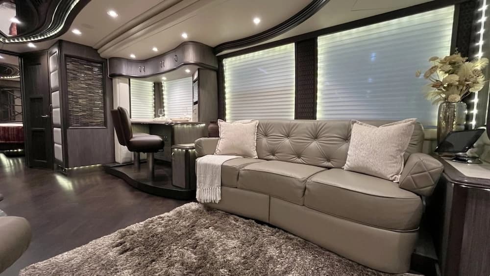 2015 Prevost Liberty Elegant Lady H3-45 Motorcoach - Image 21