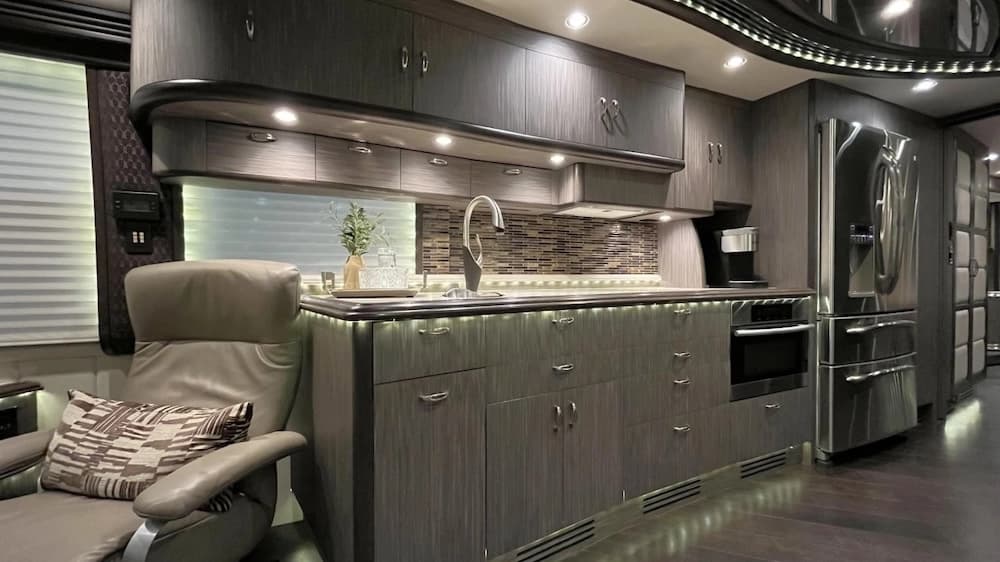 2015 Prevost Liberty Elegant Lady H3-45 Motorcoach - Image 23
