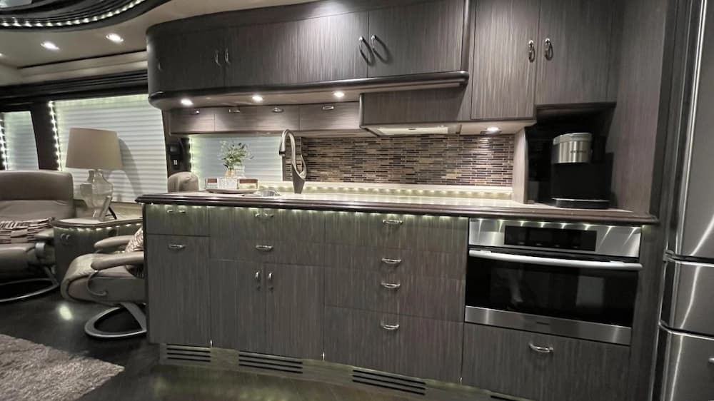 2015 Prevost Liberty Elegant Lady H3-45 Motorcoach - Image 24