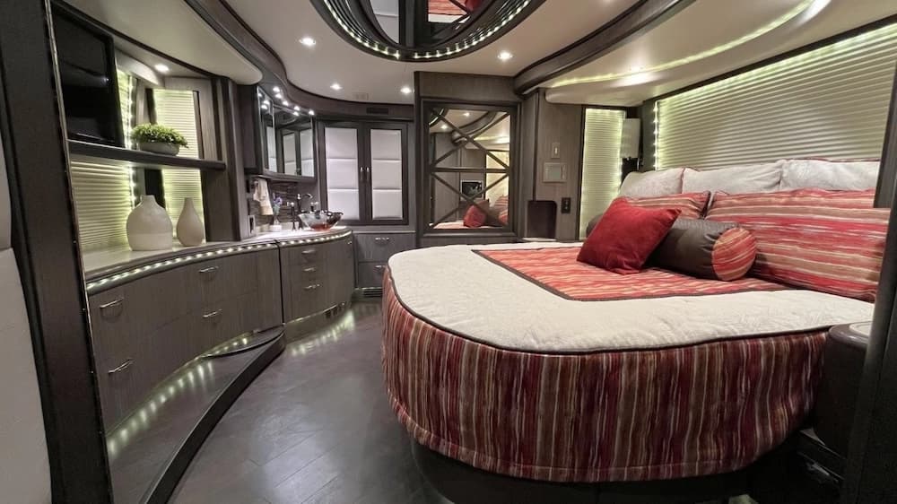 2015 Prevost Liberty Elegant Lady H3-45 Motorcoach - Image 31