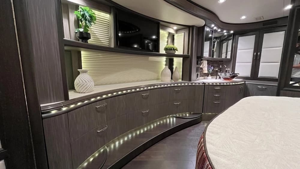 2015 Prevost Liberty Elegant Lady H3-45 Motorcoach - Image 32