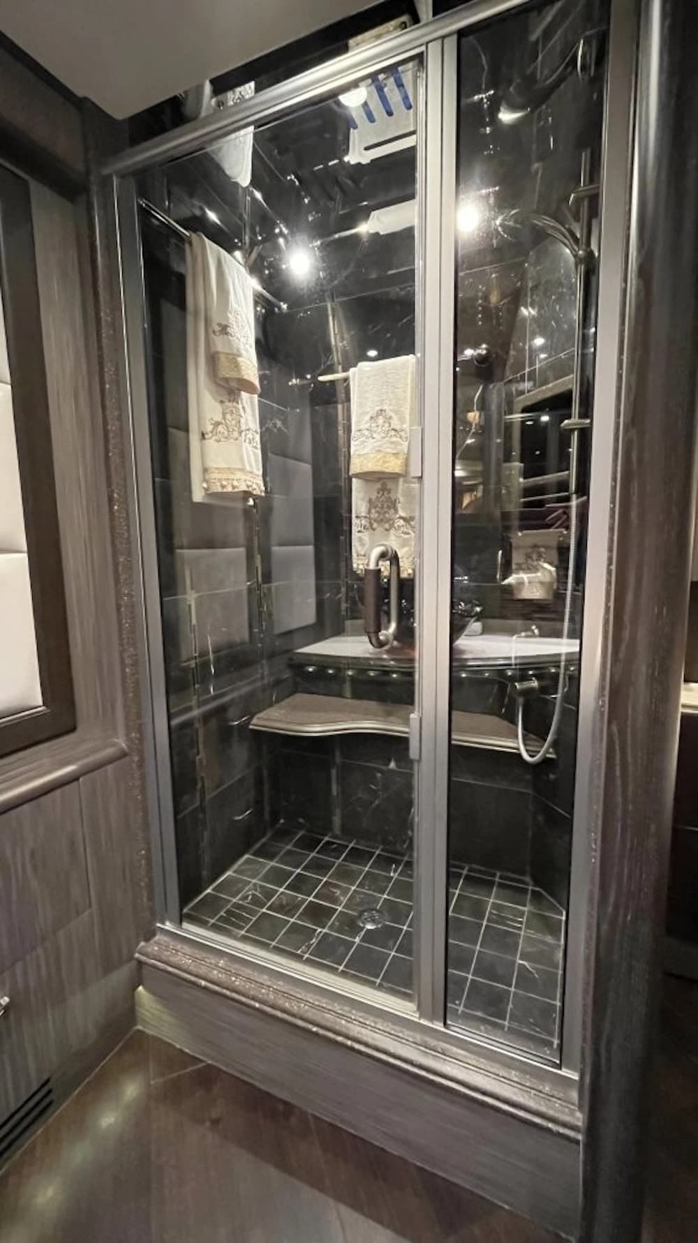 2015 Prevost Liberty Elegant Lady H3-45 Motorcoach - Image 34