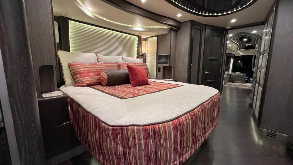 2015 Prevost Liberty Elegant Lady H3-45 Motorcoach - Image 35