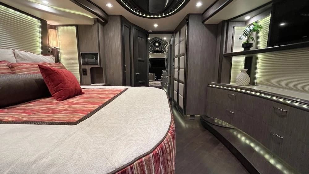 2015 Prevost Liberty Elegant Lady H3-45 Motorcoach - Image 36