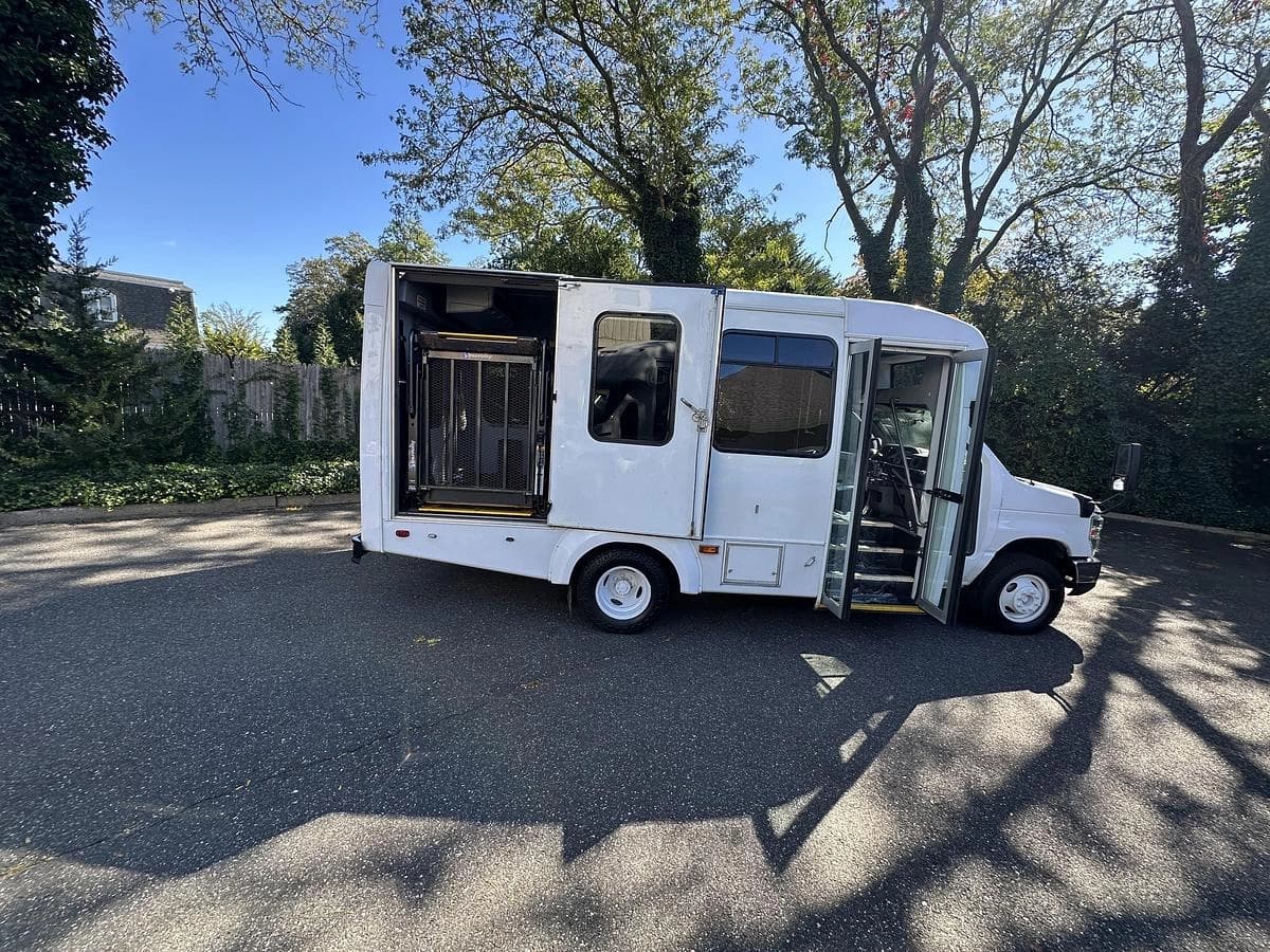 2016 Ford E350 Non CDL ADA Shuttle Bus - Image 2