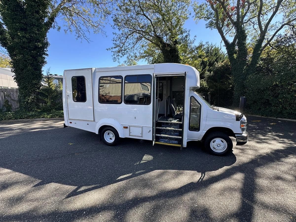 2016 Ford E350 Non CDL ADA Shuttle Bus - Image 21