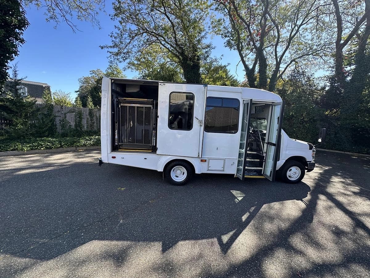 2016 Ford E350 Non CDL ADA Shuttle Bus - Image 5