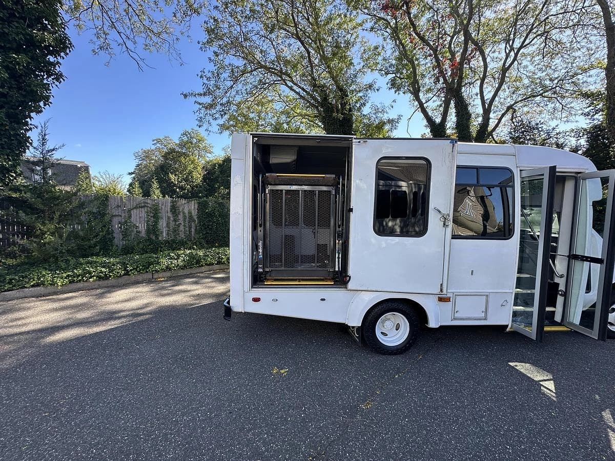 2016 Ford E350 Non CDL ADA Shuttle Bus - Image 7