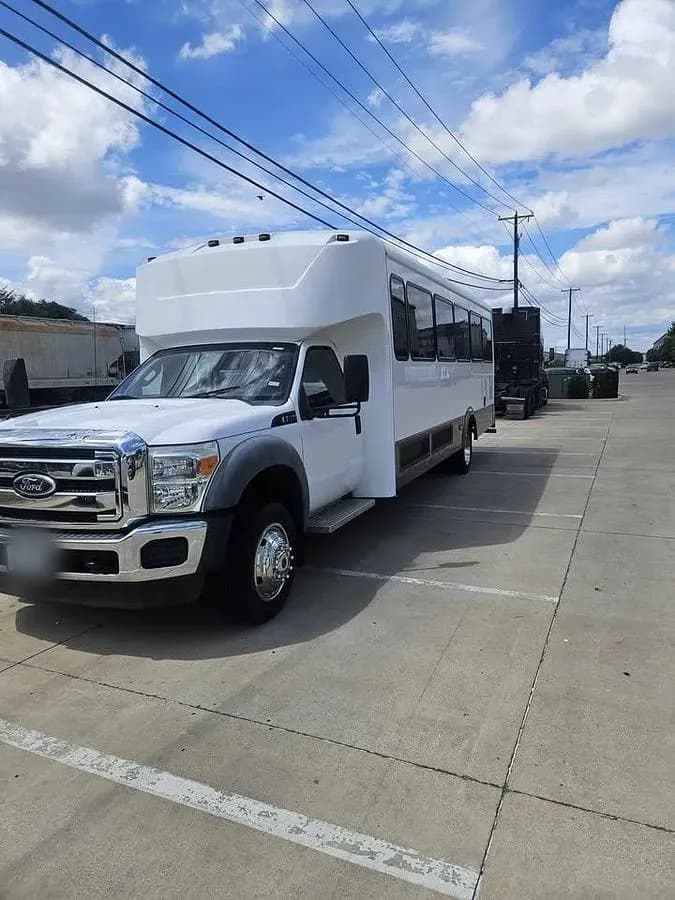 2012 Ford F550 Glaval ADA Shuttle Bus - Image 2
