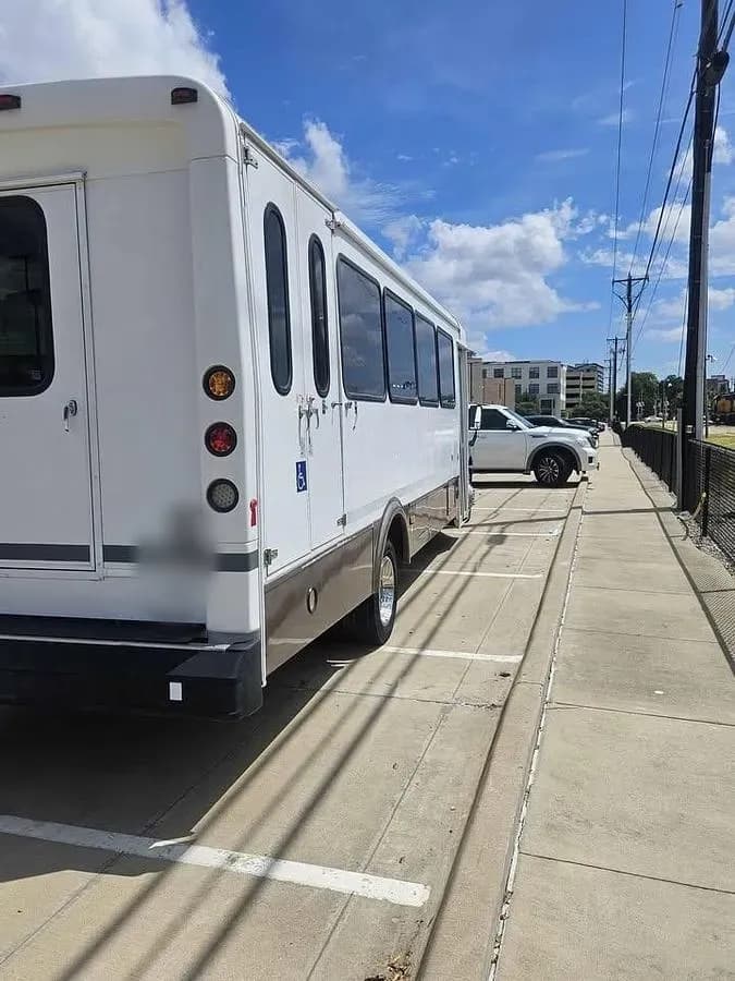 2012 Ford F550 Glaval ADA Shuttle Bus - Image 3