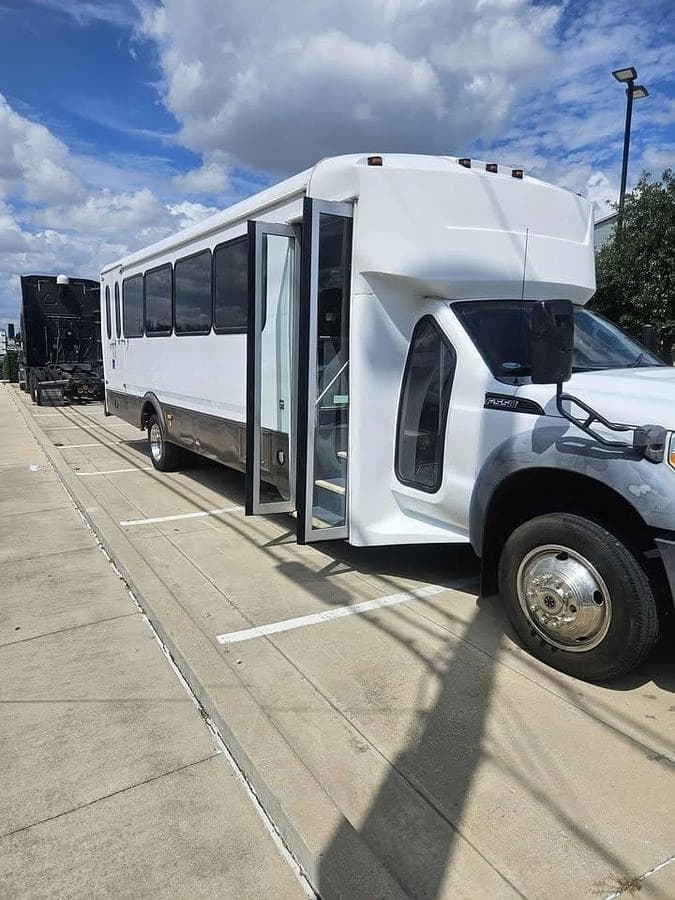 2012 Ford F550 Glaval ADA Shuttle Bus - Image 4