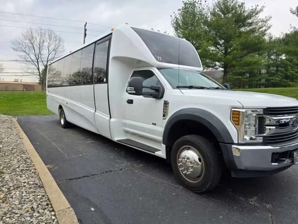 2020 Ford F-550 Grech 30P Shuttle - Image 2