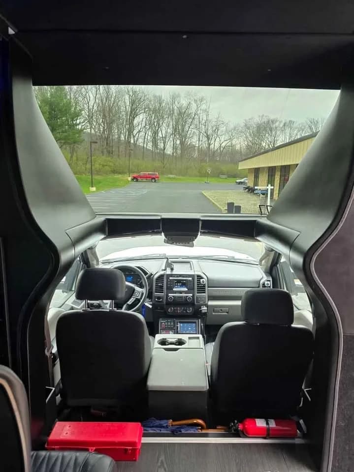 2020 Ford F-550 Grech 30P Shuttle - Image 4