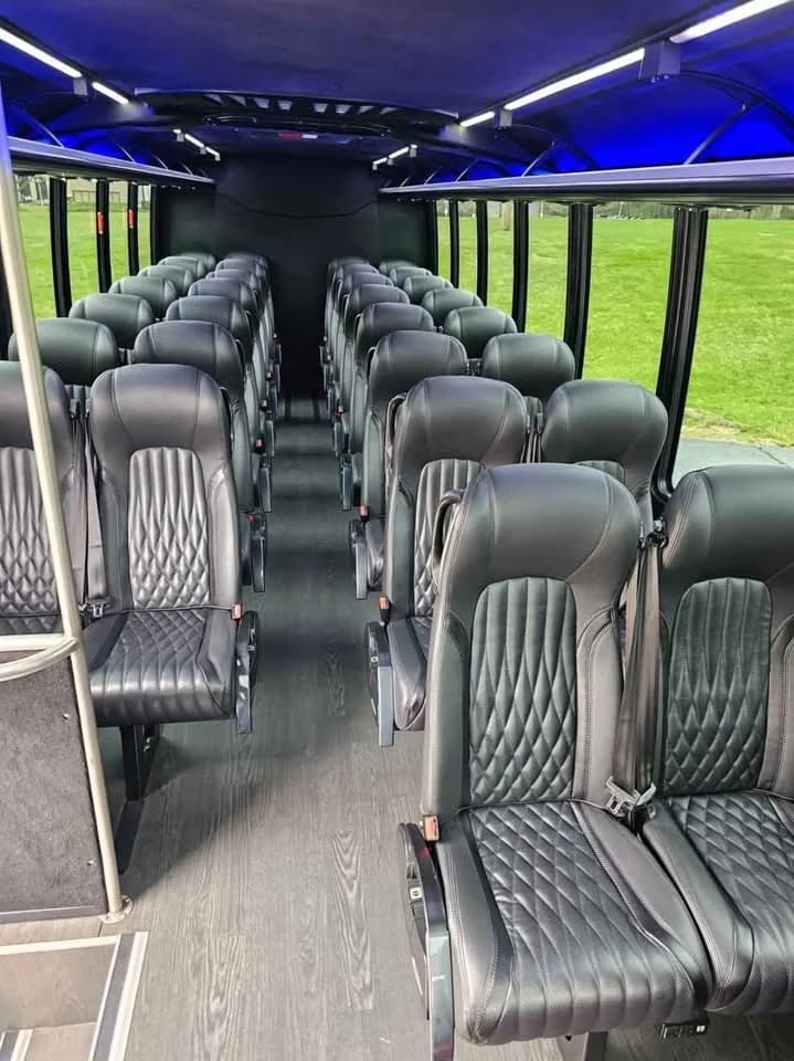 2020 Ford F-550 Grech 30P Shuttle - Image 3