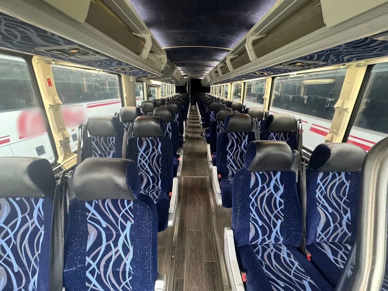 2009 MCI D4505 ADA - Image 4