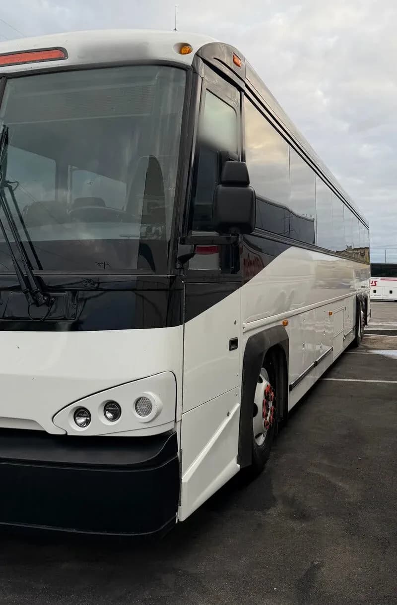 2009 MCI D4505 ADA - Image 9