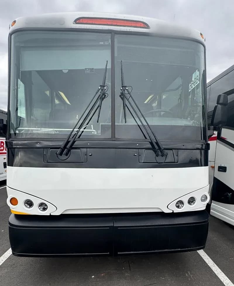 2009 MCI D4505 ADA - Image 10