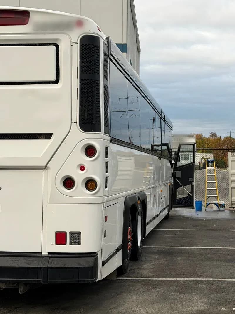 2009 MCI D4505 ADA - Image 11