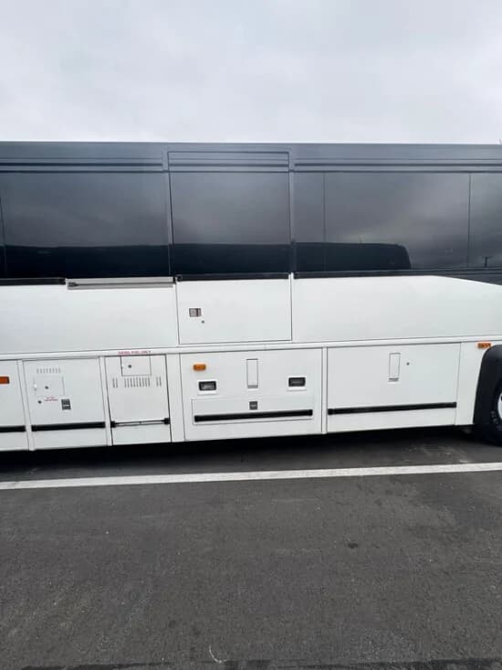 2009 MCI D4505 ADA - Image 7