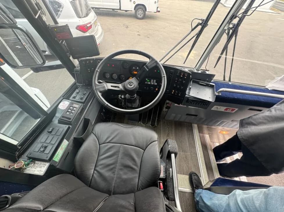 2009 MCI D4505 ADA - Image 3