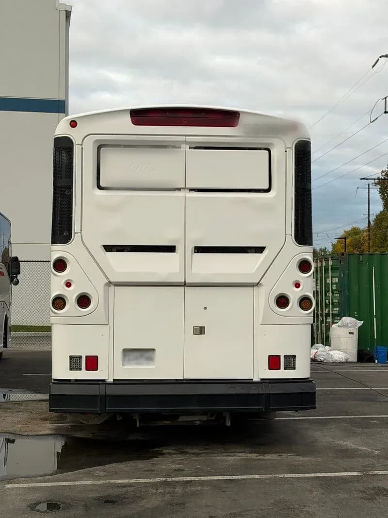 2009 MCI D4505 ADA - Image 8