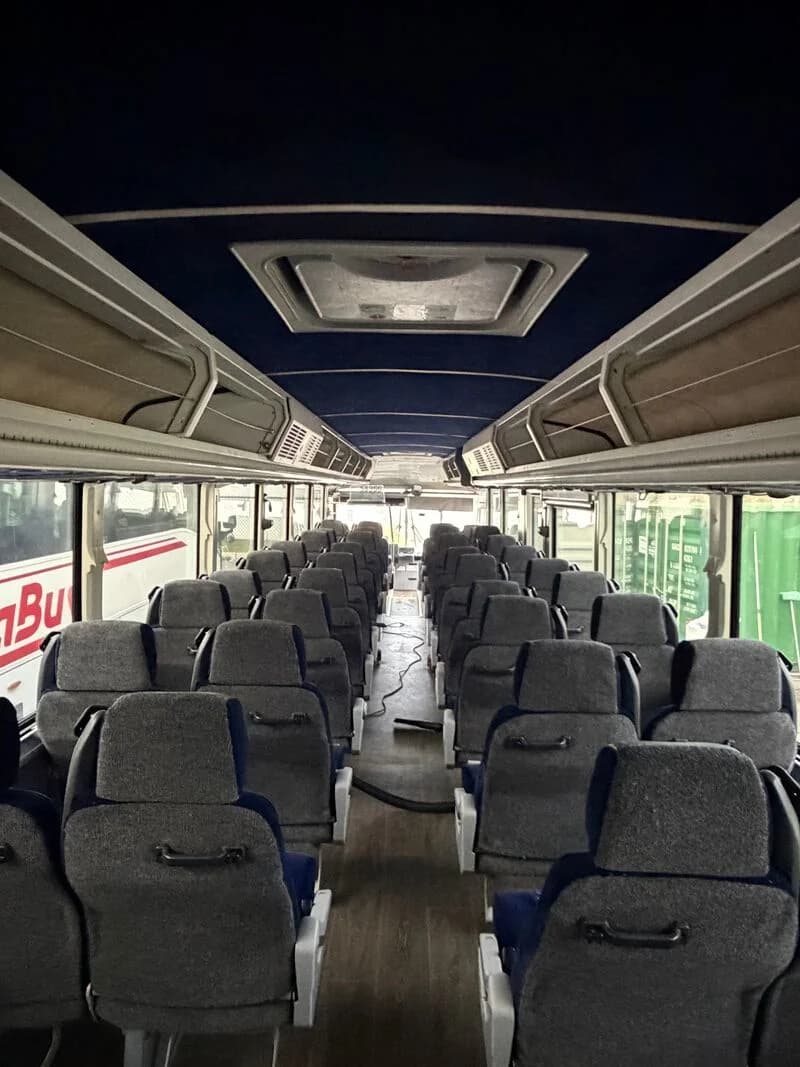 2009 MCI D4505 ADA - Image 6