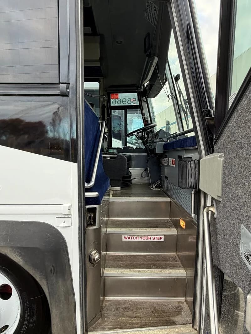 2009 MCI D4505 ADA - Image 2