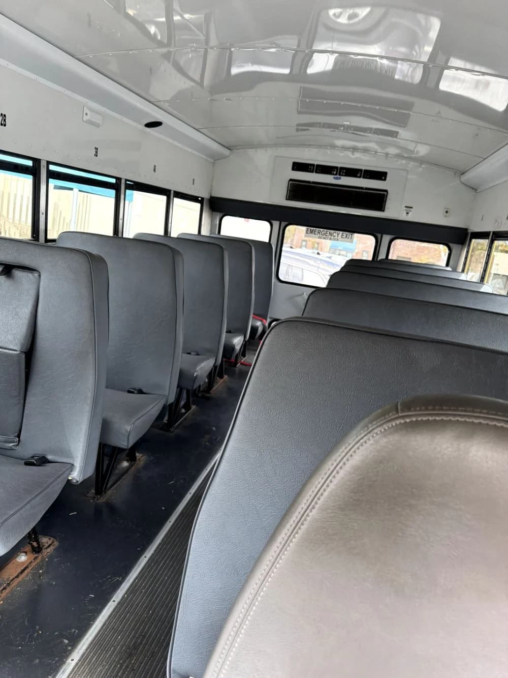 2011 Chevy 4500 24P - Image 4