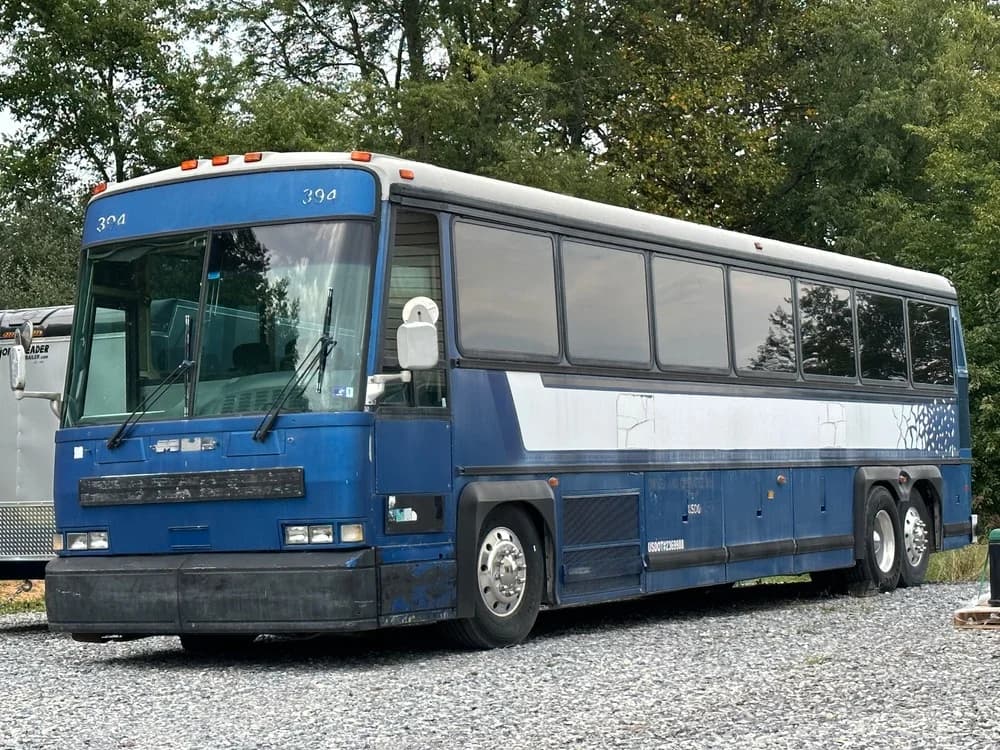 1989 MCI 102-C3 bus