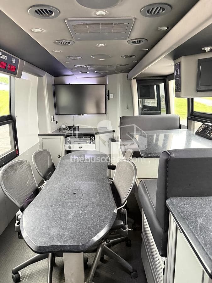 2012 Prevost H3-45 - Image 2
