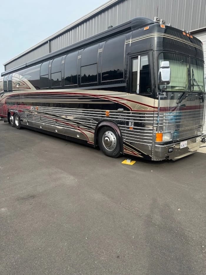 2001 Prevost Country Coach XL Motorhome - Image 2