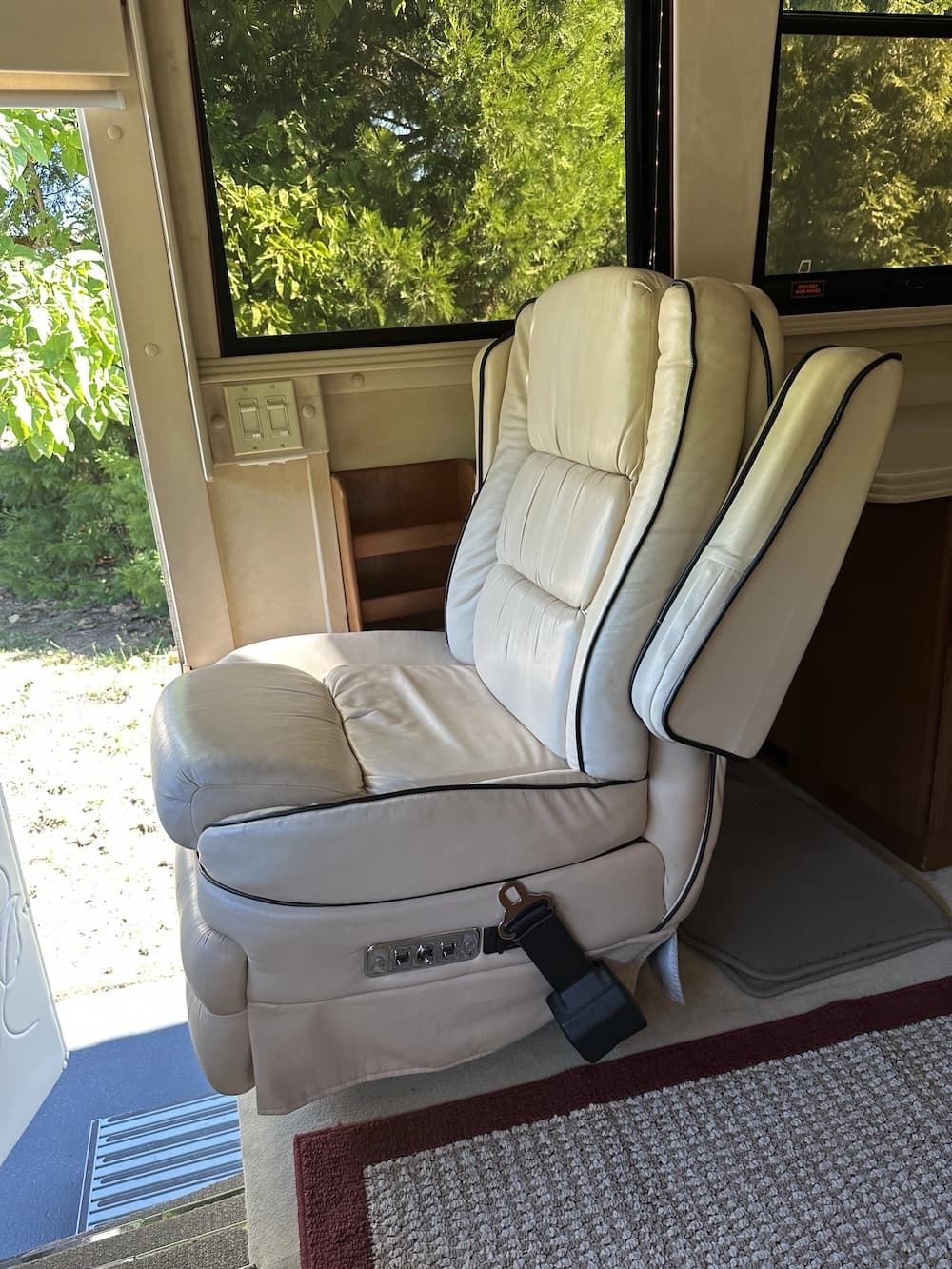 2001 Prevost Country Coach XL Motorhome - Image 11