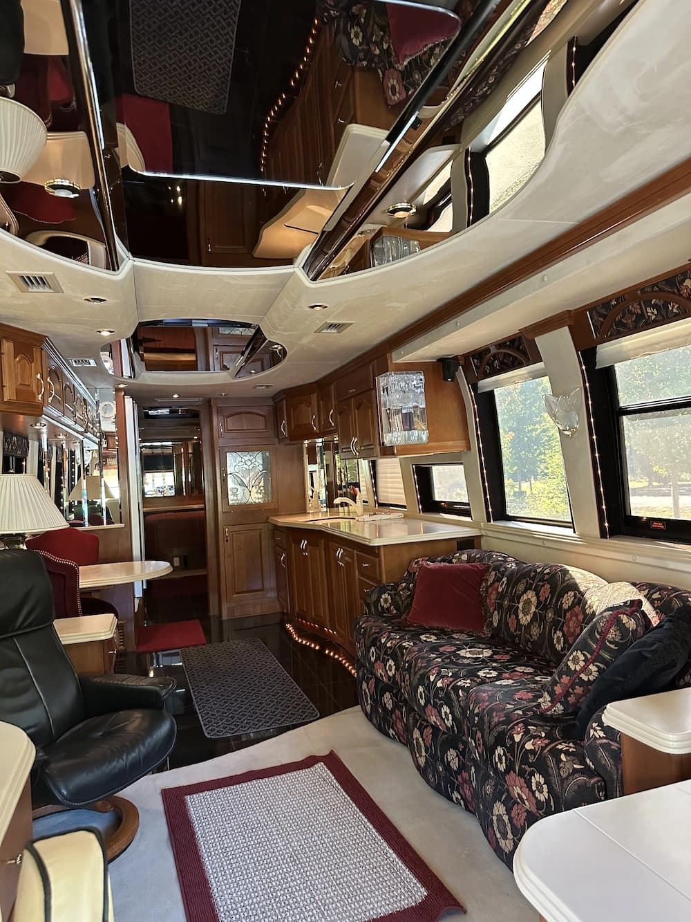 2001 Prevost Country Coach XL Motorhome - Image 12
