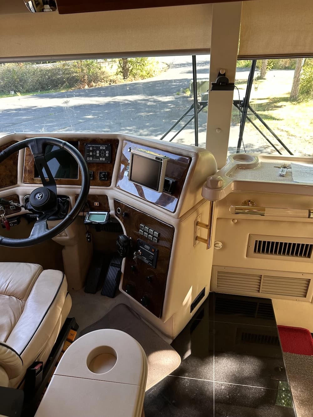 2001 Prevost Country Coach XL Motorhome - Image 13