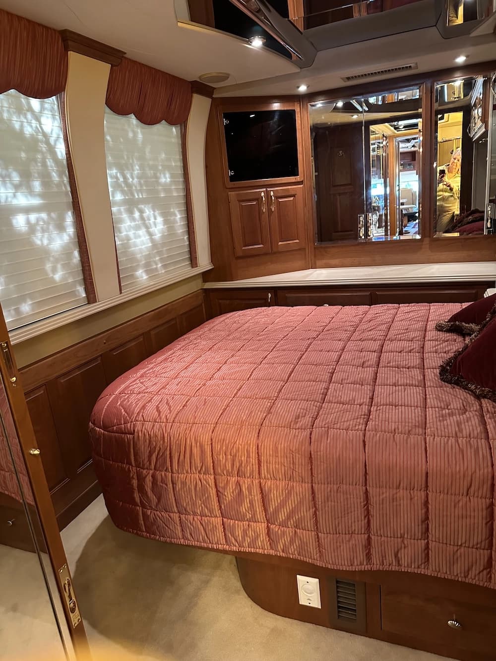 2001 Prevost Country Coach XL Motorhome - Image 16