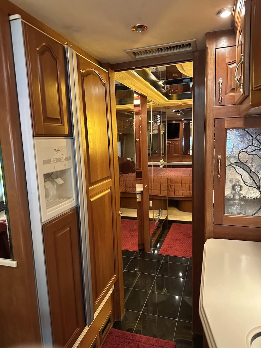 2001 Prevost Country Coach XL Motorhome - Image 18