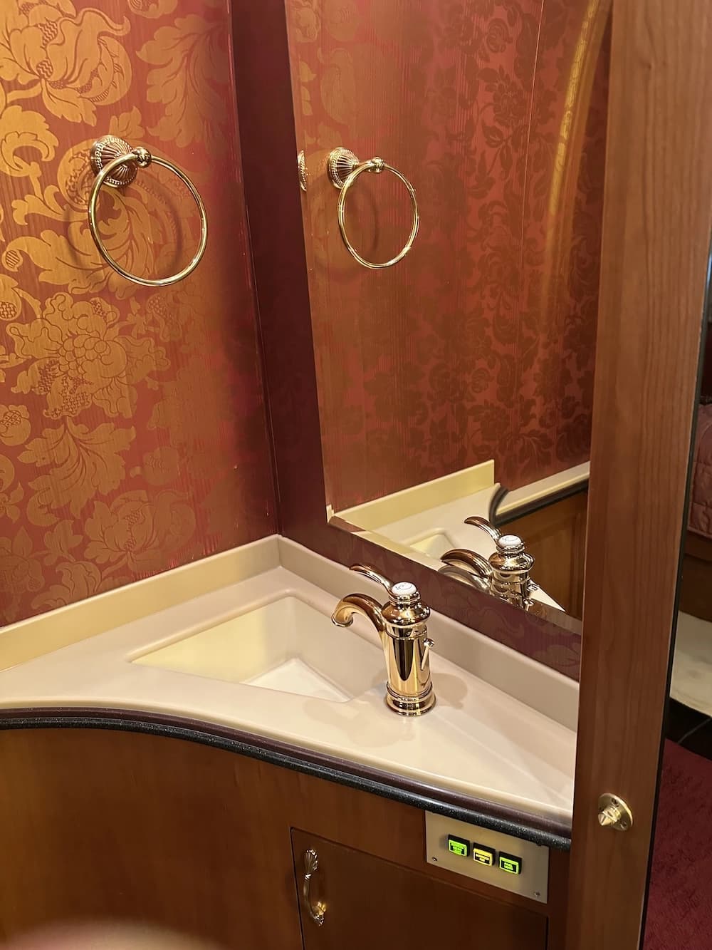 2001 Prevost Country Coach XL Motorhome - Image 19