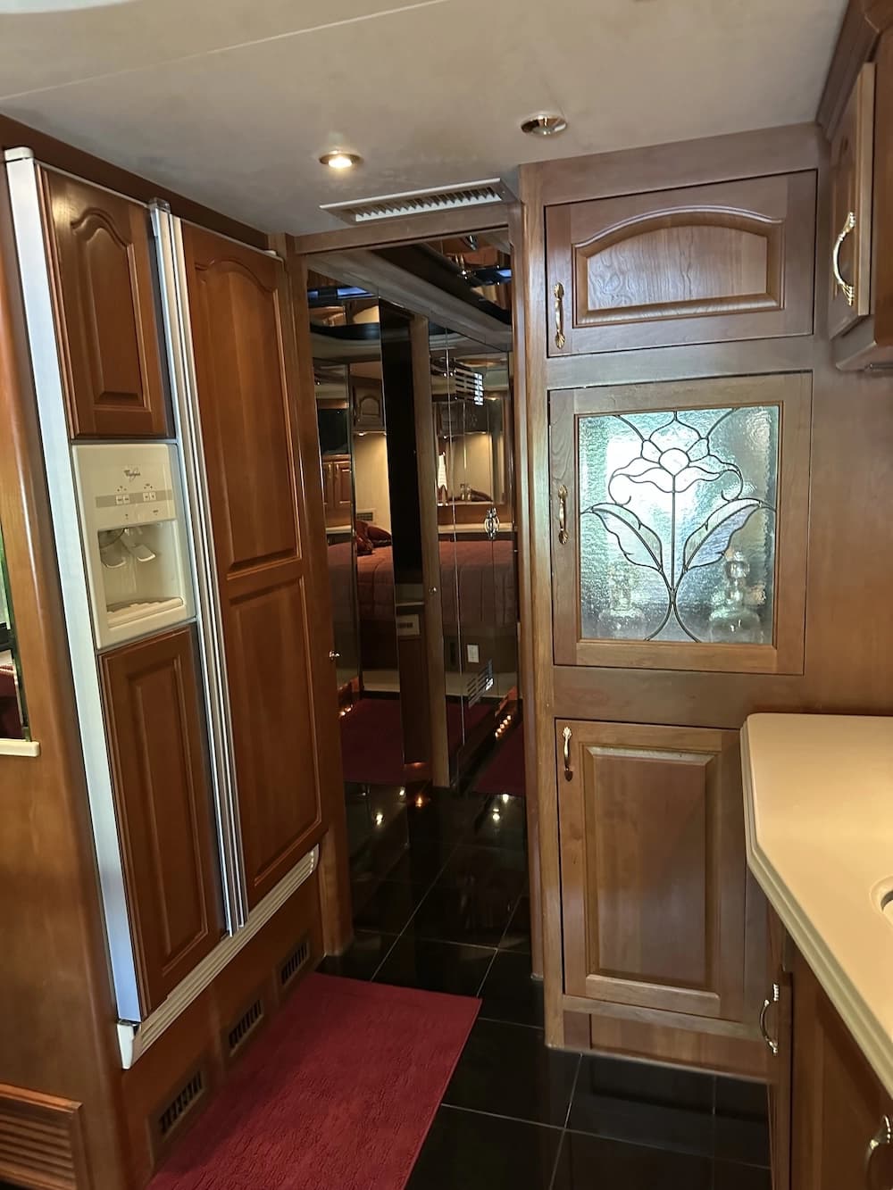 2001 Prevost Country Coach XL Motorhome - Image 20
